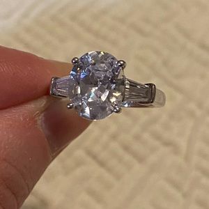 8.92 carats oval and baguettes ring